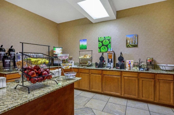 La Quinta Inn & Suites by Wyndham Maingate Fort Jackson image 13