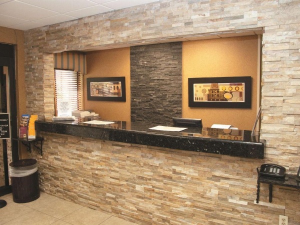 La Quinta Inn & Suites by Wyndham Maingate Fort Jackson image 14
