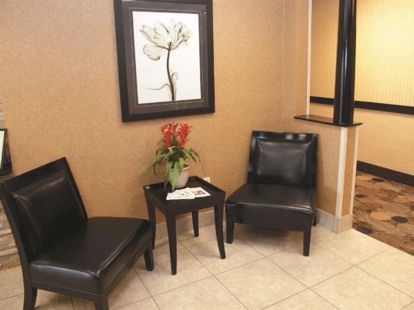 La Quinta Inn & Suites by Wyndham Maingate Fort Jackson image 19