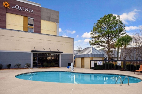 La Quinta Inn & Suites by Wyndham Maingate Fort Jackson image 2