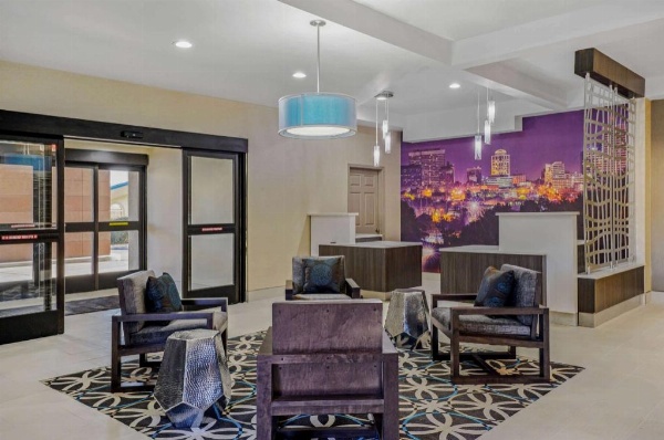 La Quinta Inn & Suites by Wyndham Maingate Fort Jackson image 3