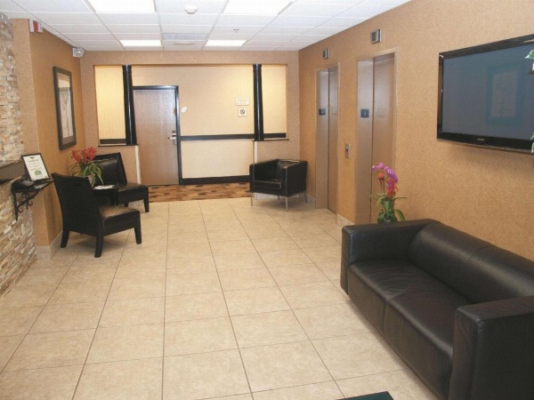 La Quinta Inn & Suites by Wyndham Maingate Fort Jackson image 4