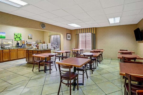 La Quinta Inn & Suites by Wyndham Maingate Fort Jackson image 5