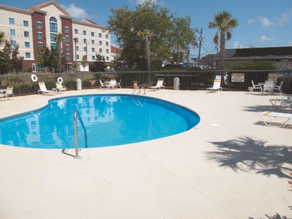 La Quinta Inn & Suites by Wyndham Maingate Fort Jackson image 6