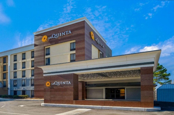 La Quinta Inn & Suites by Wyndham Maingate Fort Jackson image 9